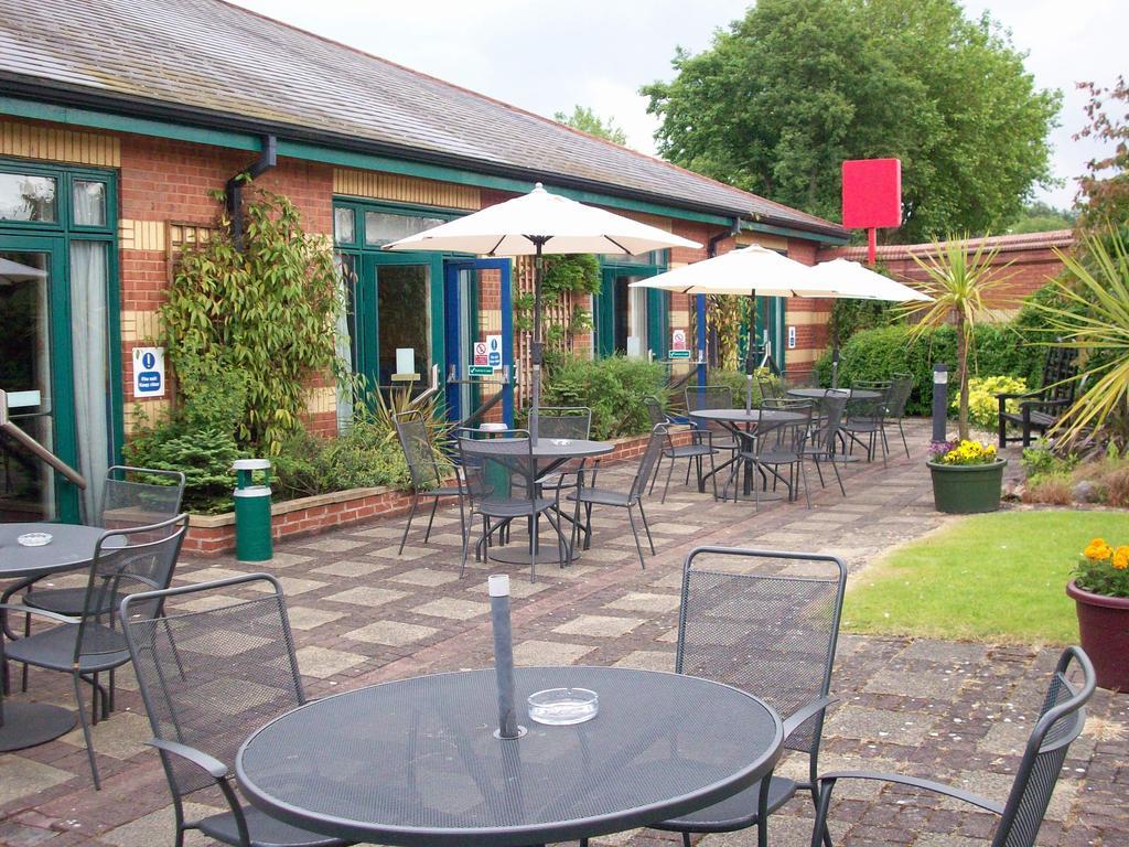 Mercure Wigan Oak Hotel Buitenkant foto