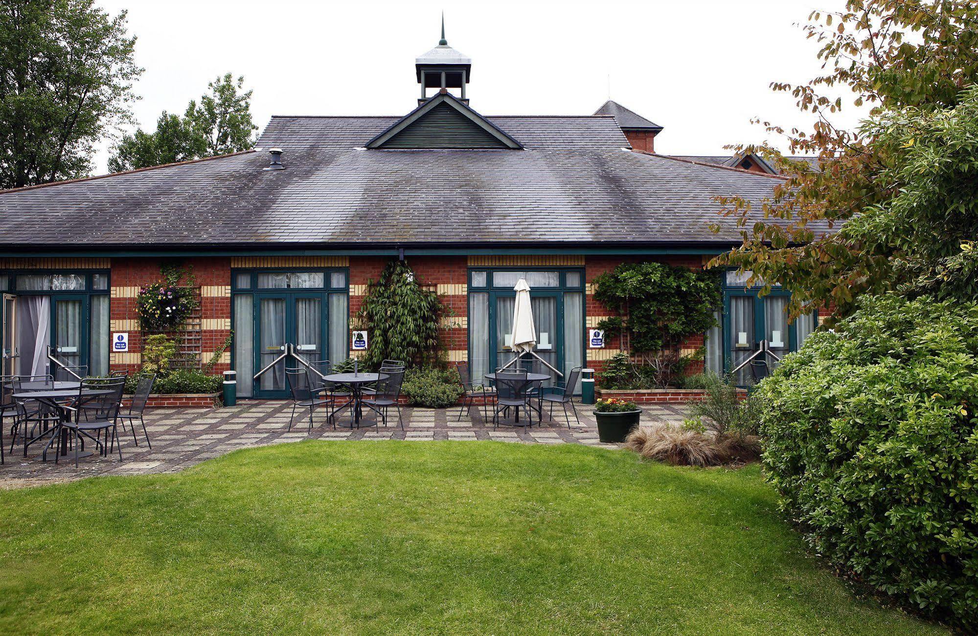 Mercure Wigan Oak Hotel Buitenkant foto