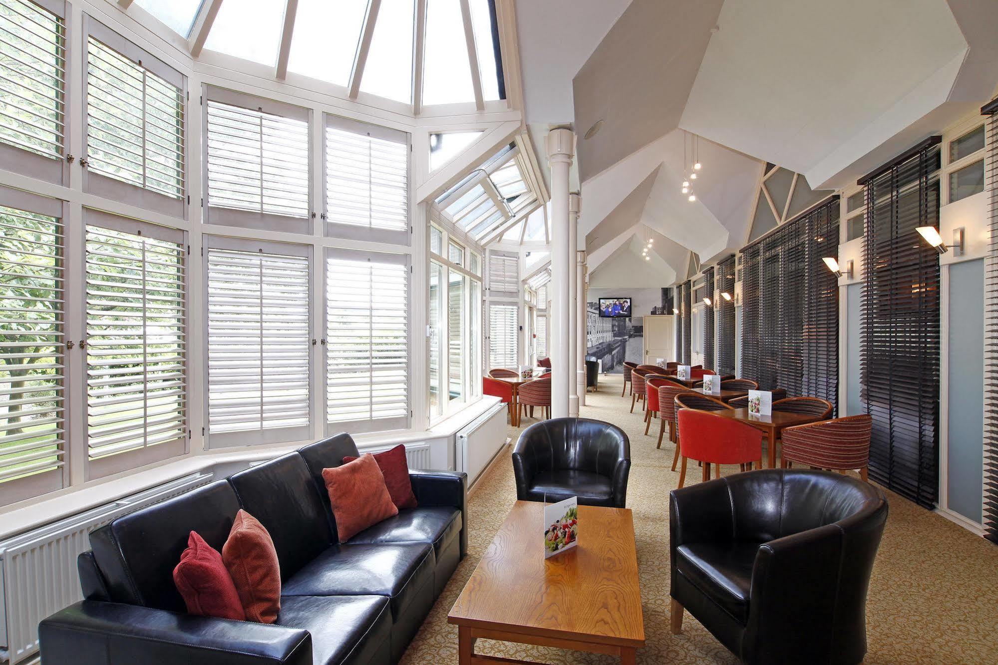 Mercure Wigan Oak Hotel Buitenkant foto